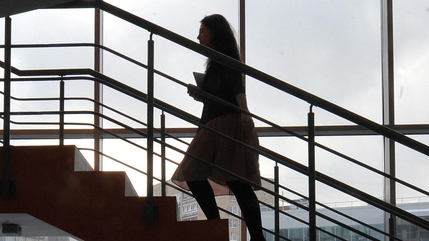 Девушка поднимается по лестнице в офисе  - РИА Новости, 1920, 10.12.2025