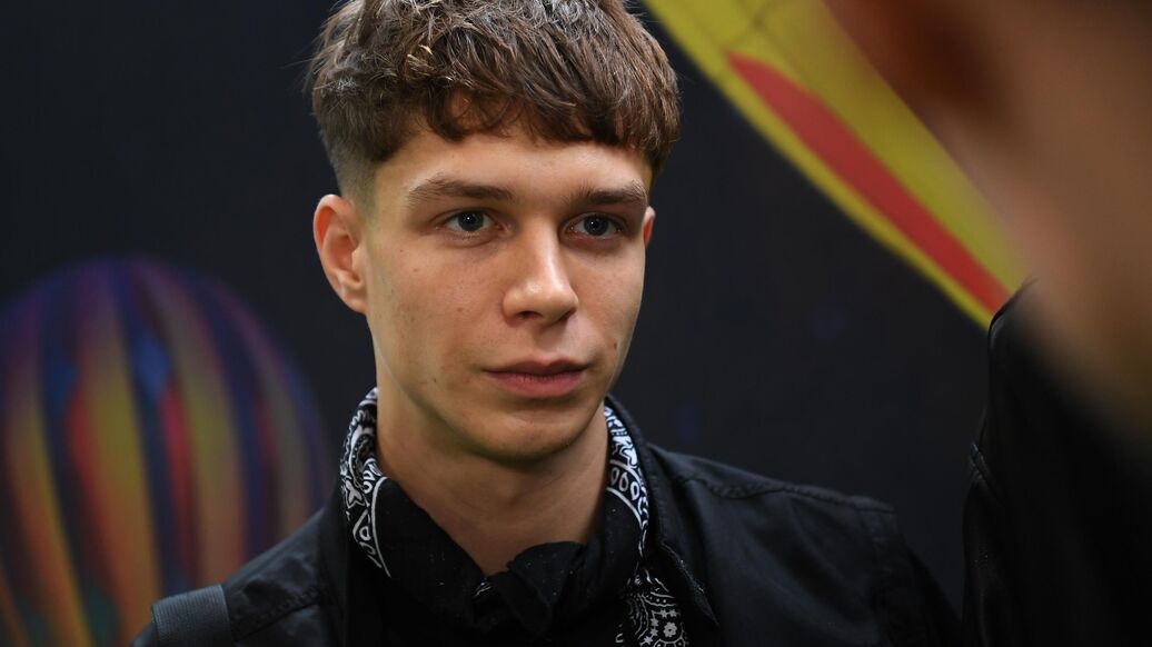 Актер Калюжный получил увольнительную, чтобы посетить премьеру фильма