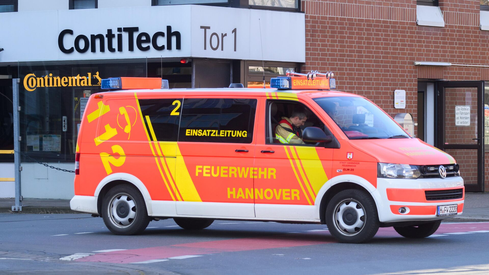 Пожарные на месте взрыва на заводе шин Continental в Ганновере, Германия Пожарные на месте взрыва на заводе шин Continental в Ганновере, Германия - РИА Новости, 1920, 06.03.2025