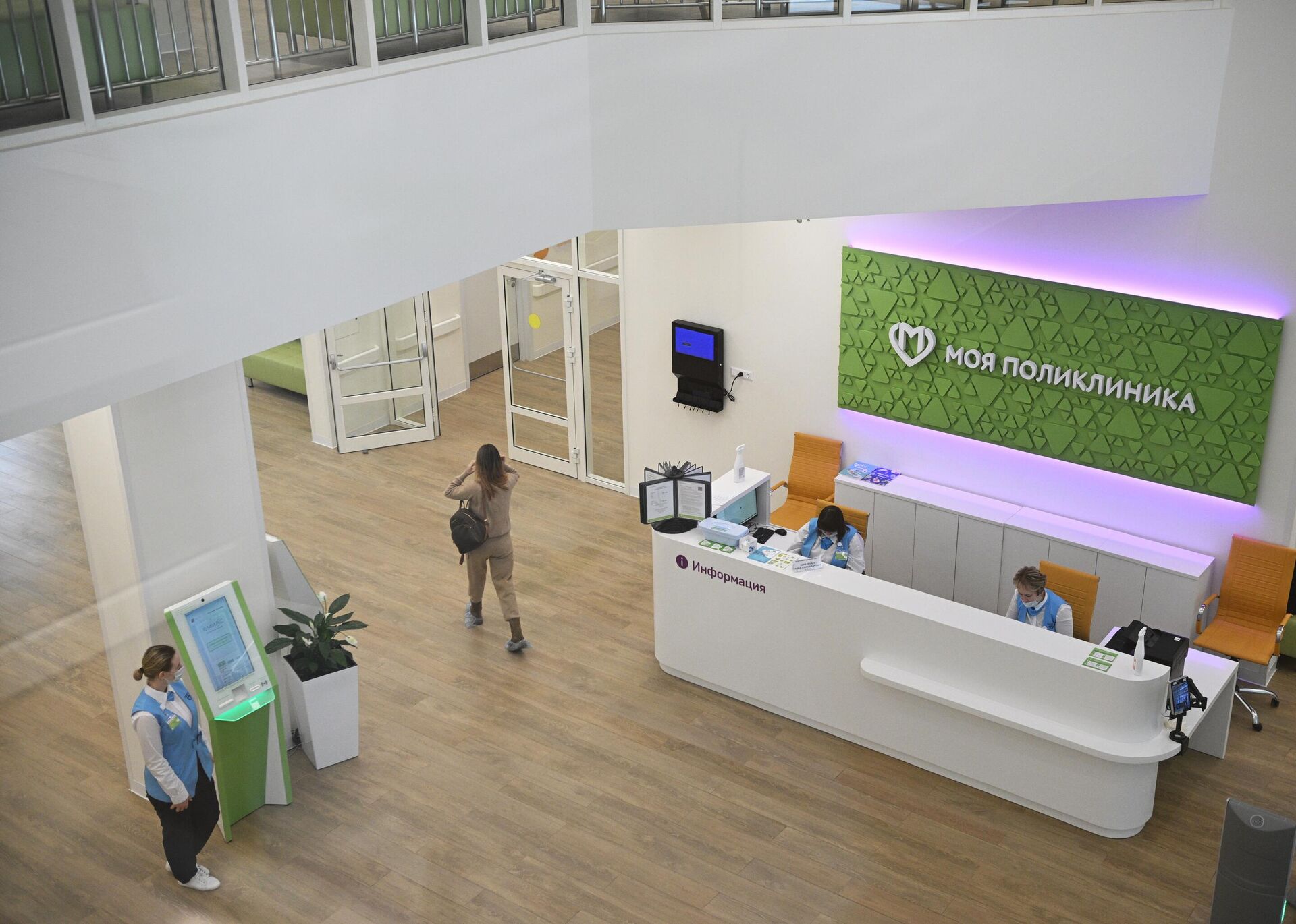 Пациентка в холле поликлиники Пациентка в холле поликлиники - РИА Новости, 1920, 09.12.2025