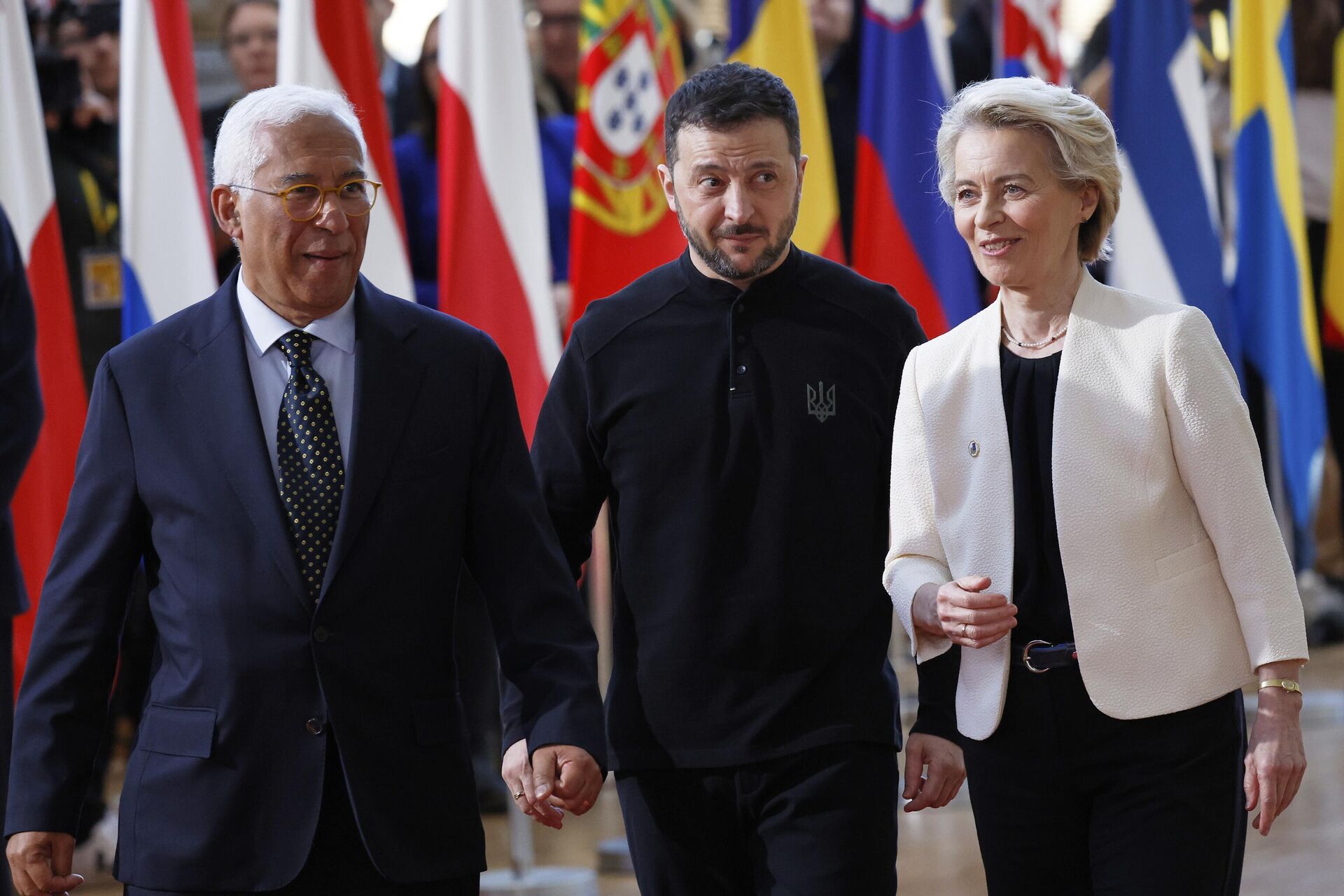 Глава Европейского совета Антониу Кошта, Владимир Зеленский и глава Еврокомиссии Урсула фон дер Ляйен на саммите ЕС в Брюсселе Глава Европейского совета Антониу Кошта, Владимир Зеленский и глава Еврокомиссии Урсула фон дер Ляйен на саммите ЕС в Брюсселе - РИА Новости, 1920, 19.03.2025