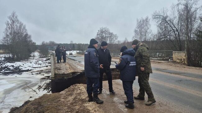 На месте обрушения моста через реку Перетна рухнула в Окуловском районе Новгородской области