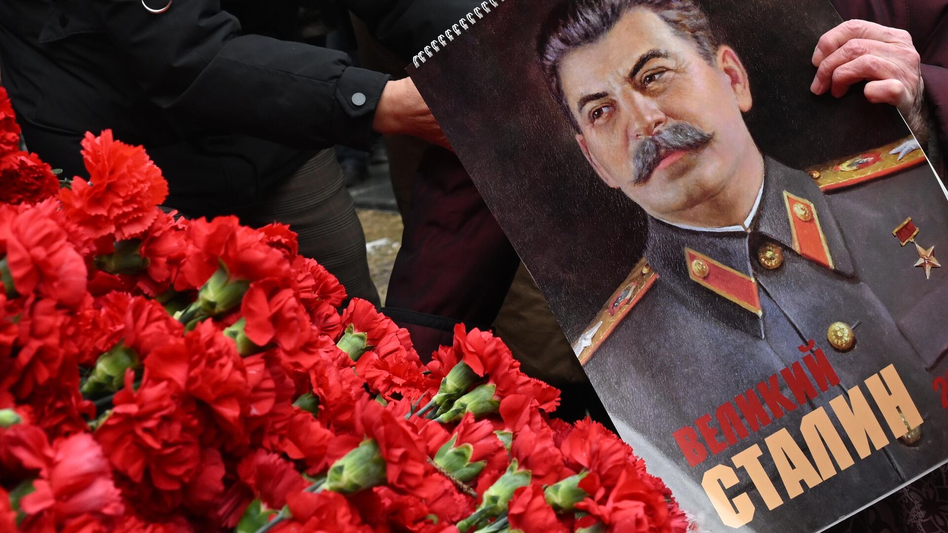 Церемония возложения венков к могиле Иосифа Виссарионовича Сталина у Кремлевской стены - РИА Новости, 1920, 06.03.2025