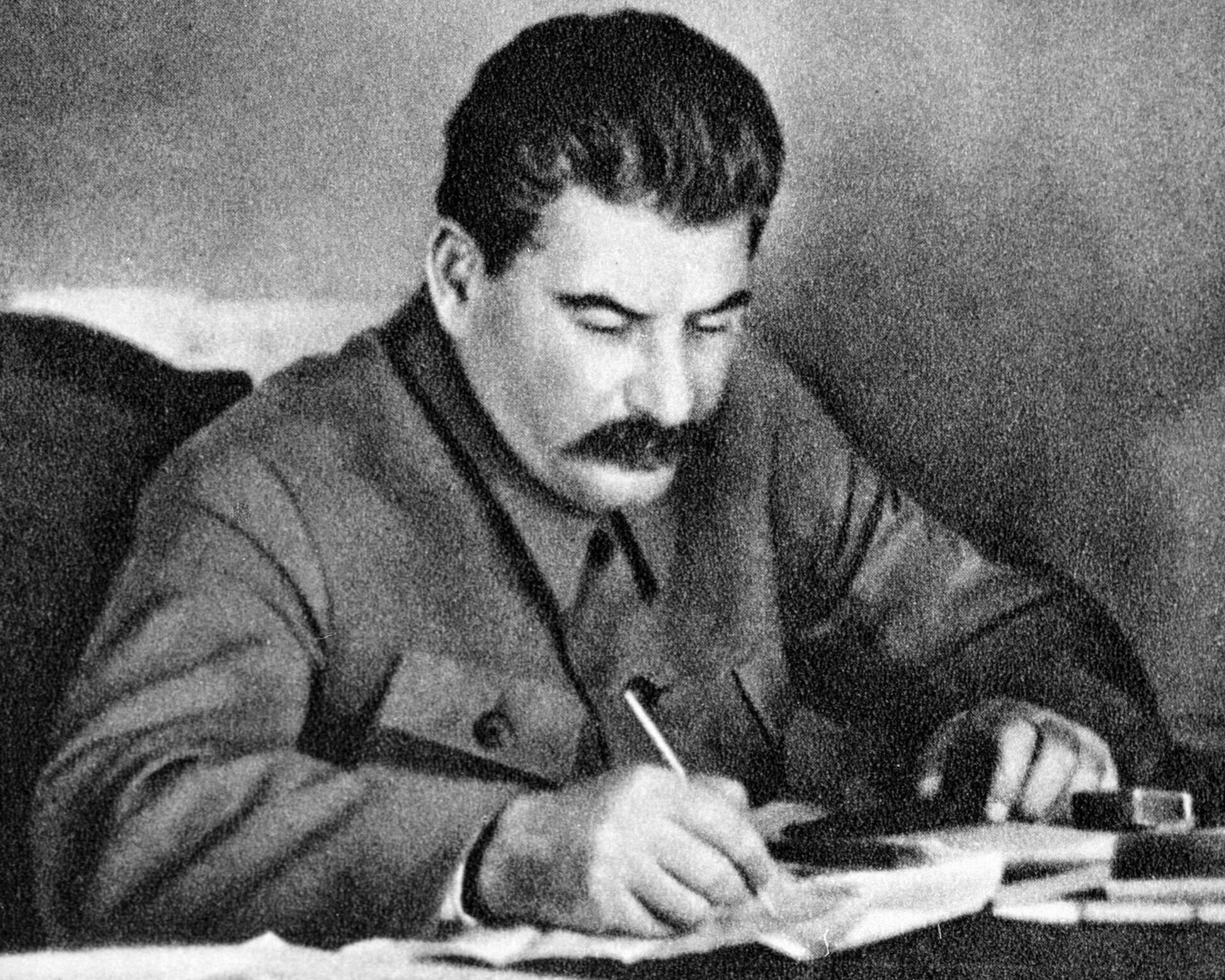 Генеральный секретарь ЦК ВКП(б) Иосиф Сталин в рабочем кабинете - РИА Новости, 1920, 10.04.2025