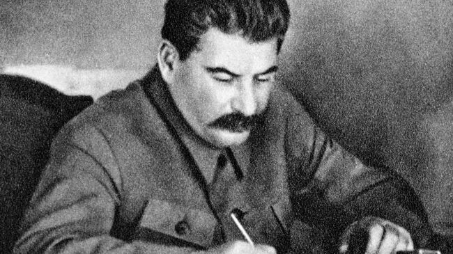 Генеральный секретарь ЦК ВКП(б) Иосиф Сталин в рабочем кабинете