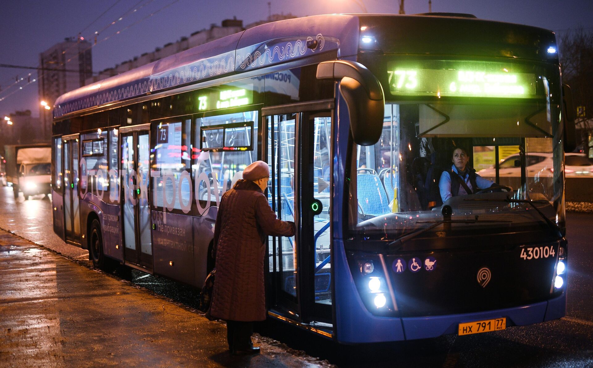 Пассажир заходит в электробус, следующий по маршруту № 73 в Москве - РИА Новости, 1920, 06.03.2025