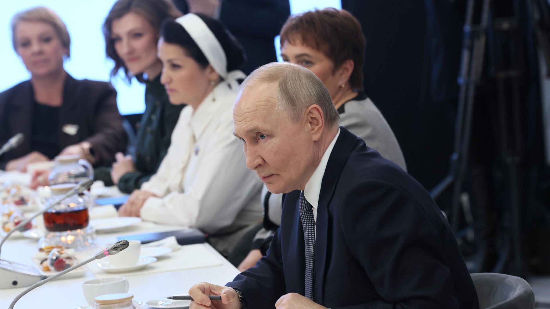 Президент России Владимир Путин на встрече с сотрудницами и подопечными фонда поддержки участников СВО Защитники Отечества - РИА Новости, 1920, 06.03.2025