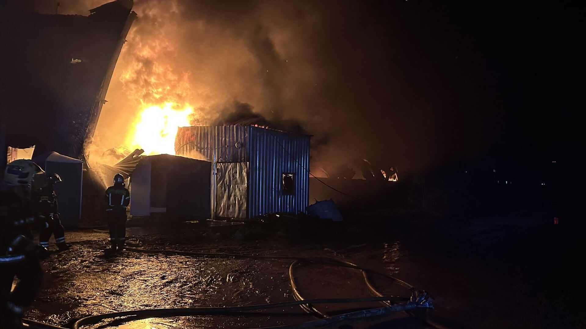 Сотрудники МЧС России борются с пожаром на складе на площади 1,6 тысячи квадратных метров в Подмосковье - РИА Новости, 1920, 07.03.2025
