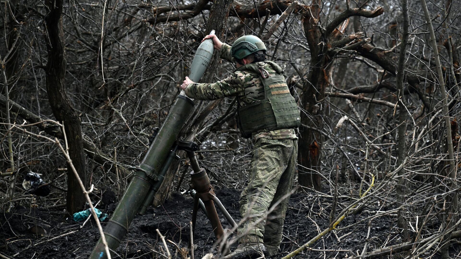 Боевая работа расчета 120-миллиметрового миномета - РИА Новости, 1920, 30.04.2025