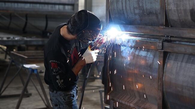 Рабочий в цеху