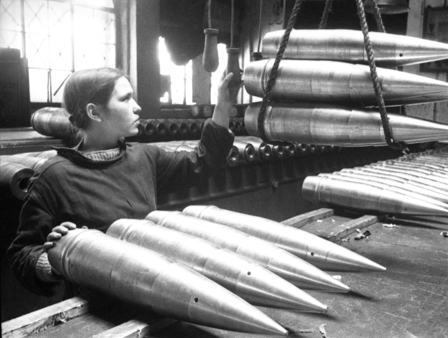 Девушка на производстве снарядов для фронта в Ленинграде Девушка на производстве снарядов для фронта в Ленинграде