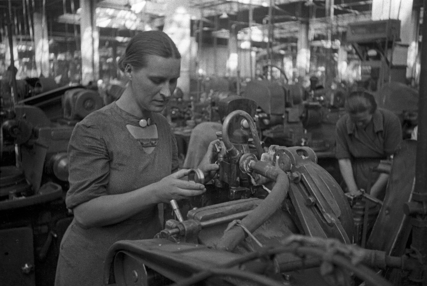 Обучение женщин профессии шлифовальщика на Московском шарикоподшипниковом заводе Обучение женщин профессии шлифовальщика на Московском шарикоподшипниковом заводе