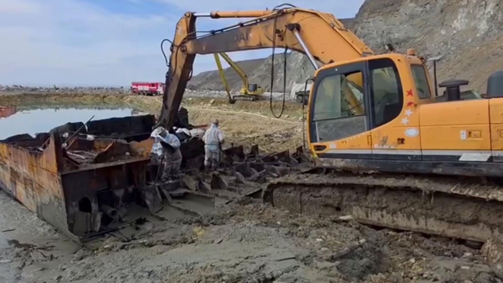 Скриншот из видео завершения демонтажа кормовой части Волгонефти-239 в Краснодарском крае - РИА Новости, 1920, 07.03.2025