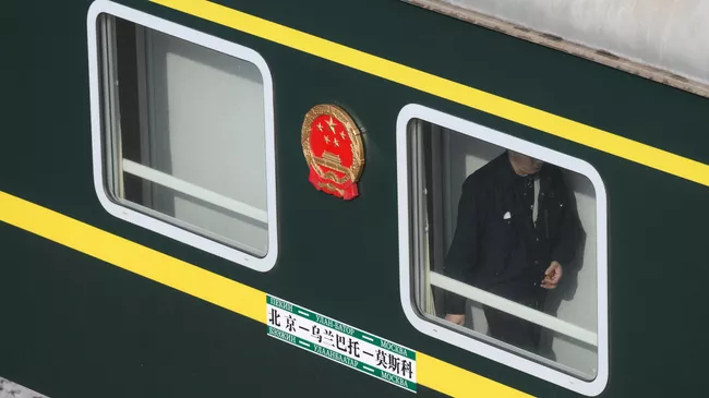 Поезд Пекин – Улан-Батор – Москва Китайских железных дорог (КЖД) во время стоянки на вокзале Новосибирск 