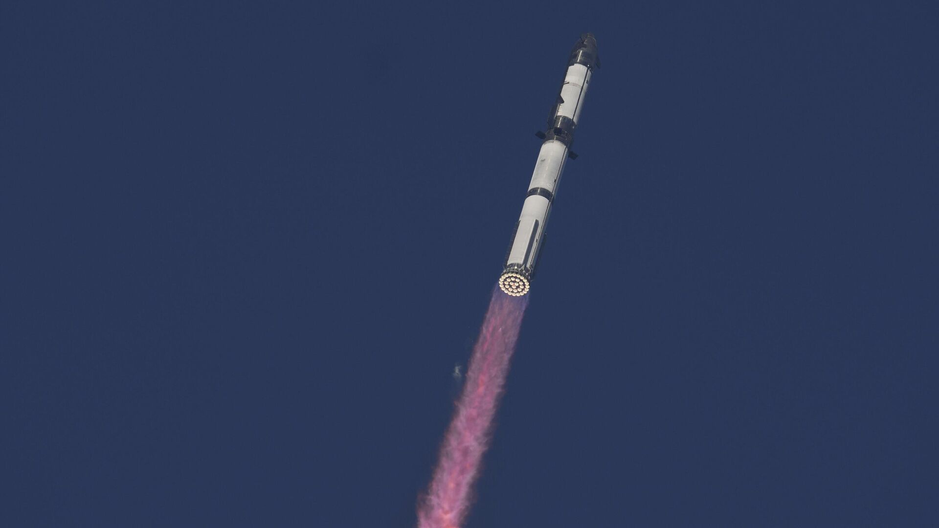 Запуск ракеты Starship во время испытательного полета с базы Starbase в Техасе - РИА Новости, 1920, 14.10.2025