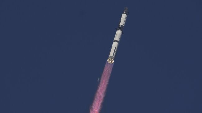 Запуск ракеты Starship во время испытательного полета с базы Starbase в Техасе