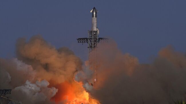 Запуск ракеты Starship во время испытательного полета с базы Starbase в Техасе