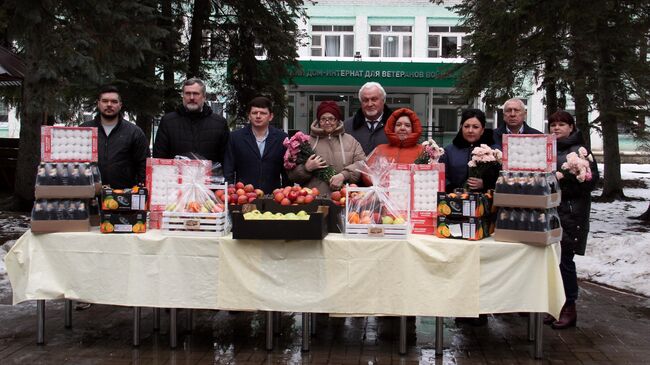 Председатель Тамбовской областной думы Евгений Матушкин привез подарки к 8 Марта в подшефные учреждения Тамбовской облдумы