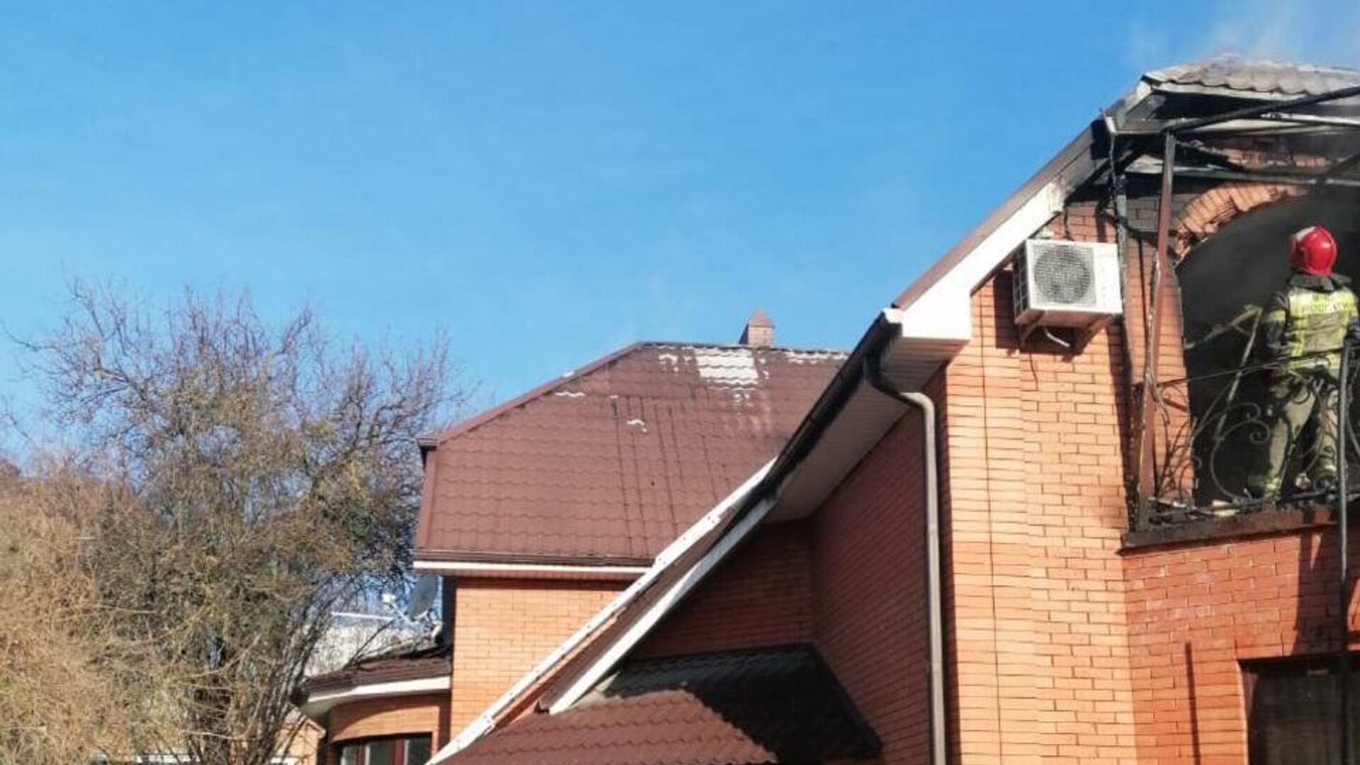 На месте пожара в многоквартирном доме в Ростове-на-Дону  - РИА Новости, 1920, 07.03.2025