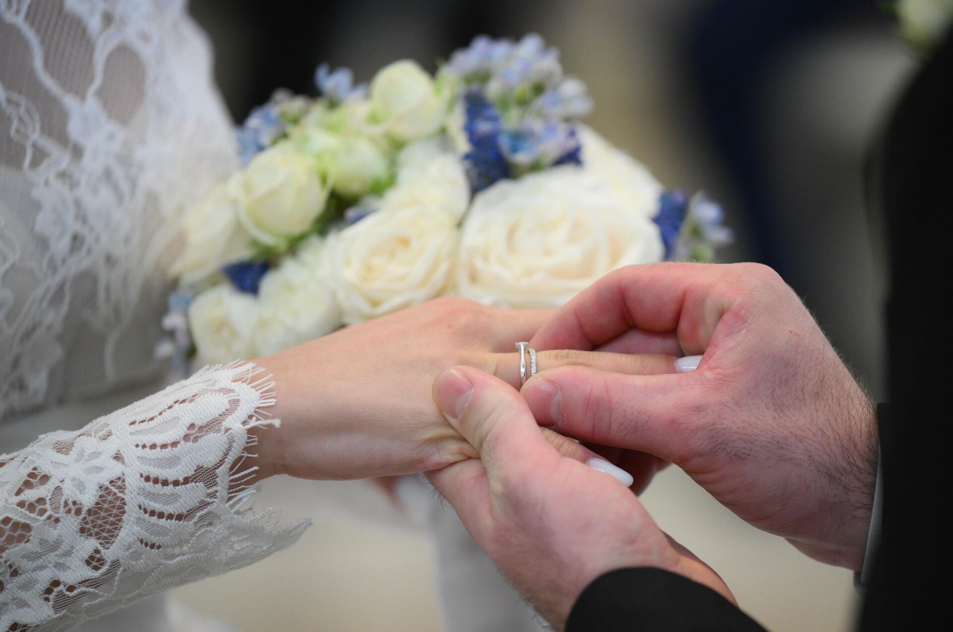 Молодожены во время торжественной регистрации брака в Дворце бракосочетания - РИА Новости, 1920, 10.06.2025