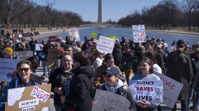 Акция протеста против политики президента США Дональда Трампа по сокращению финансирования научной сферыв в Вашингтоне. 7 марта 2025