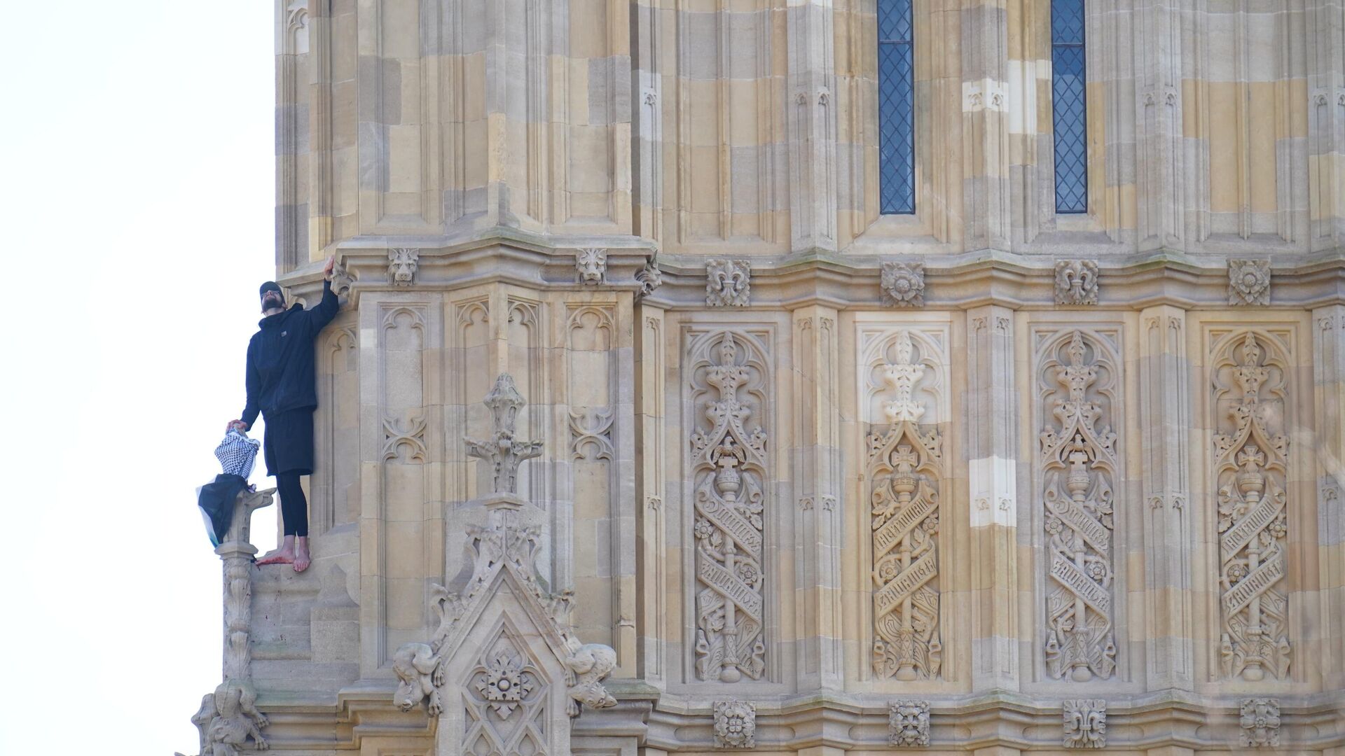 Пропалестинский активист забрался на часовую башню Вестминстерского дворца Биг-Бен. 8 марта 2025 - РИА Новости, 1920, 08.03.2025