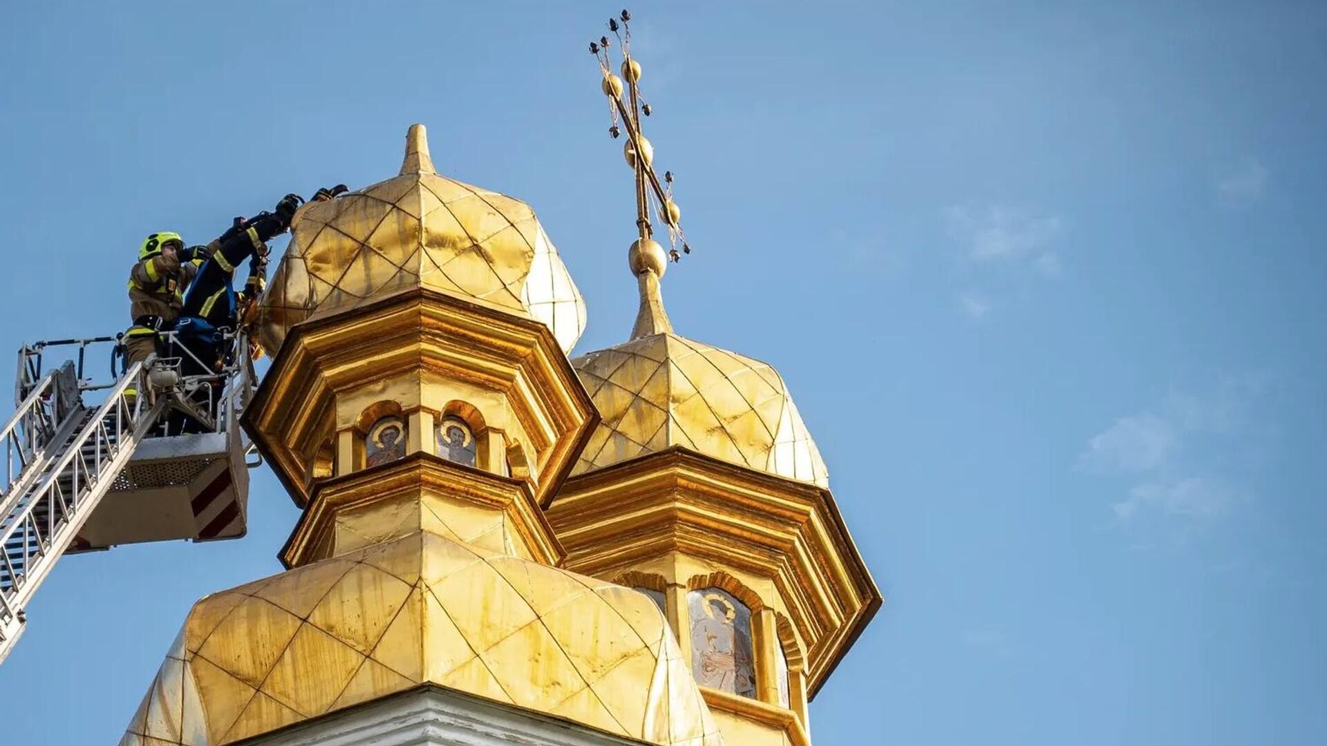 Золотой крест частично завалился на куполе Церкви Всех Святых, расположенной в Киеве на территории Киево-Печерской лавры - РИА Новости, 1920, 08.03.2025