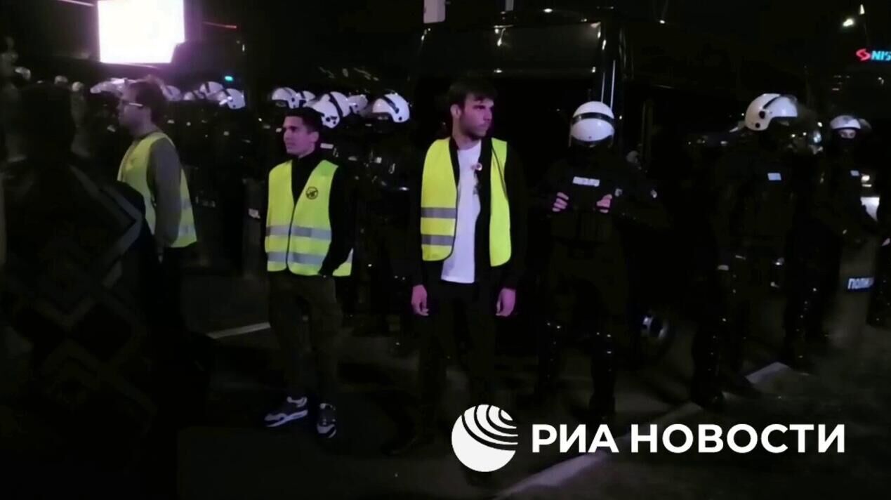 Полиция блокирует аграриям въезд на протест в центр Белграда через мост на тракторах. 8 марта 2025 - РИА Новости, 1920, 08.03.2025