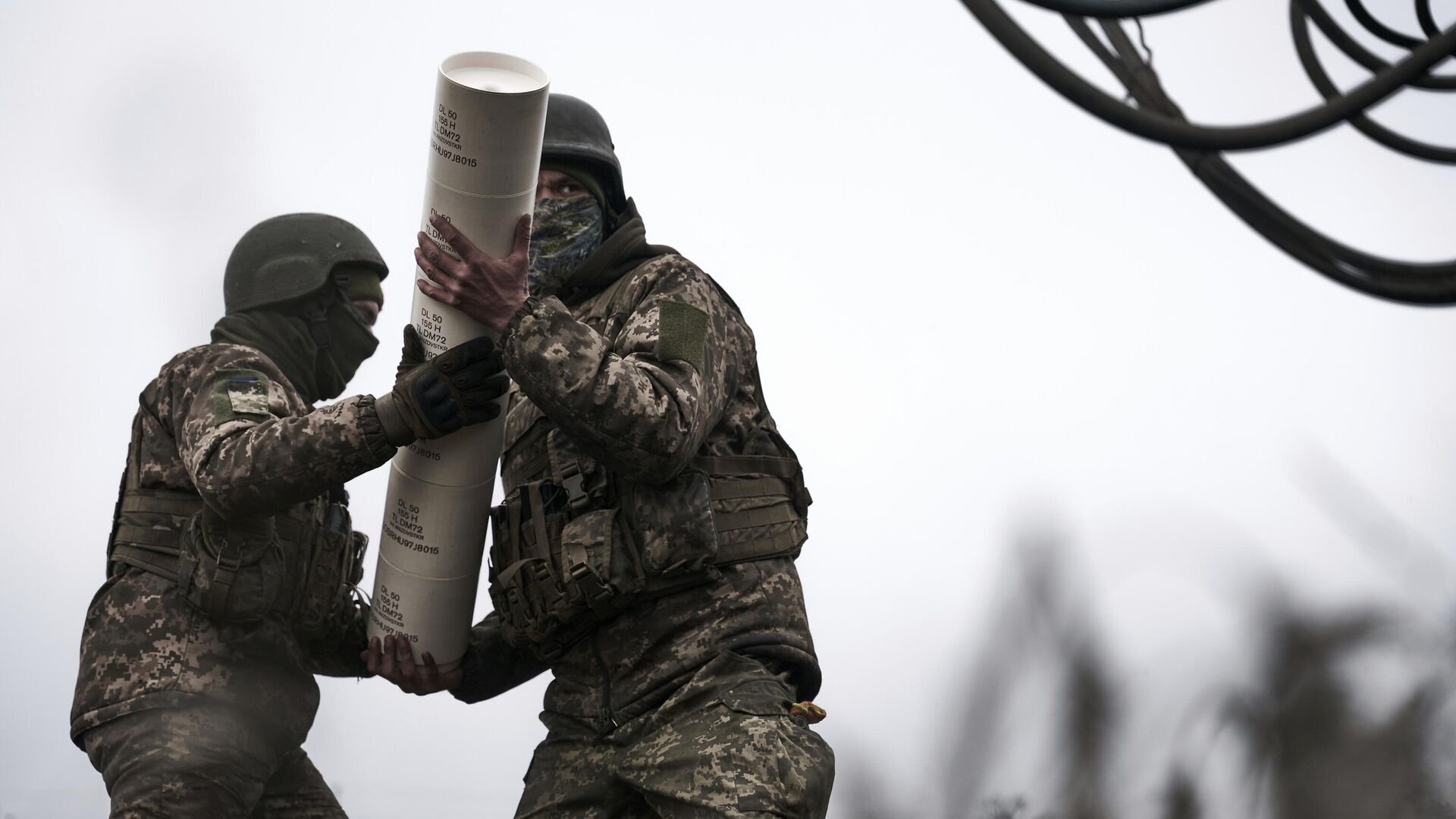 Украинские солдаты готовятся к стрельбе из самоходной гаубицы CAESAR французского производства Украинские солдаты готовятся к стрельбе из самоходной гаубицы CAESAR французского производства - РИА Новости, 1920, 09.03.2025