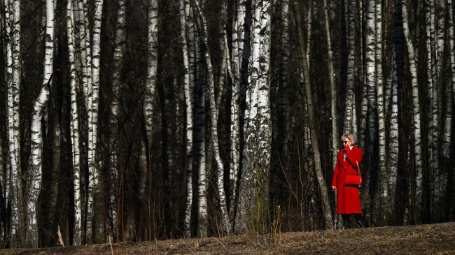 Горожанка на прогулке в парке Тёплый стан в районе Коньково в Москве