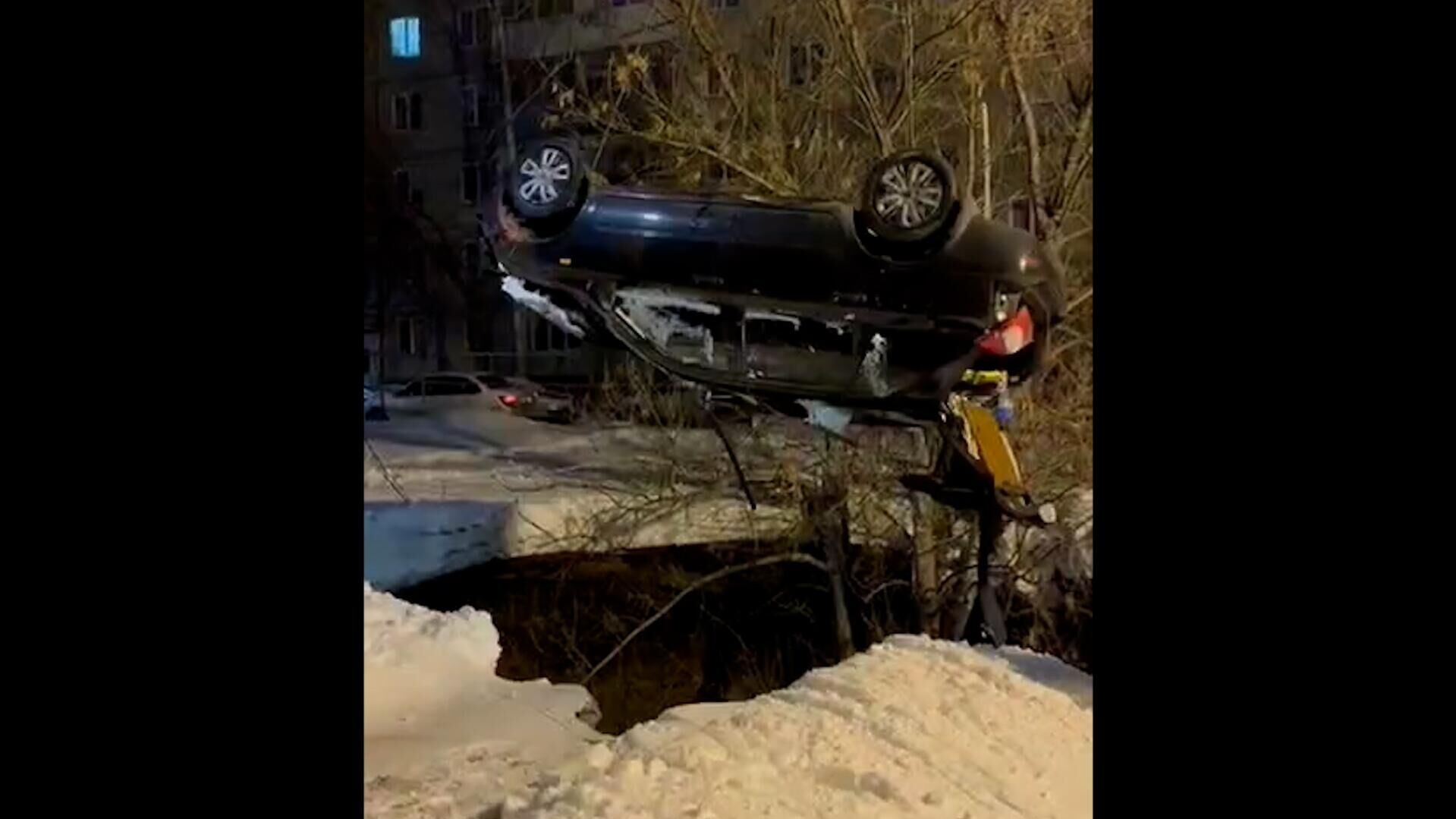 Кадры с автомобилем, провалившимся под землю в Уфе - РИА Новости, 1920, 10.03.2025
