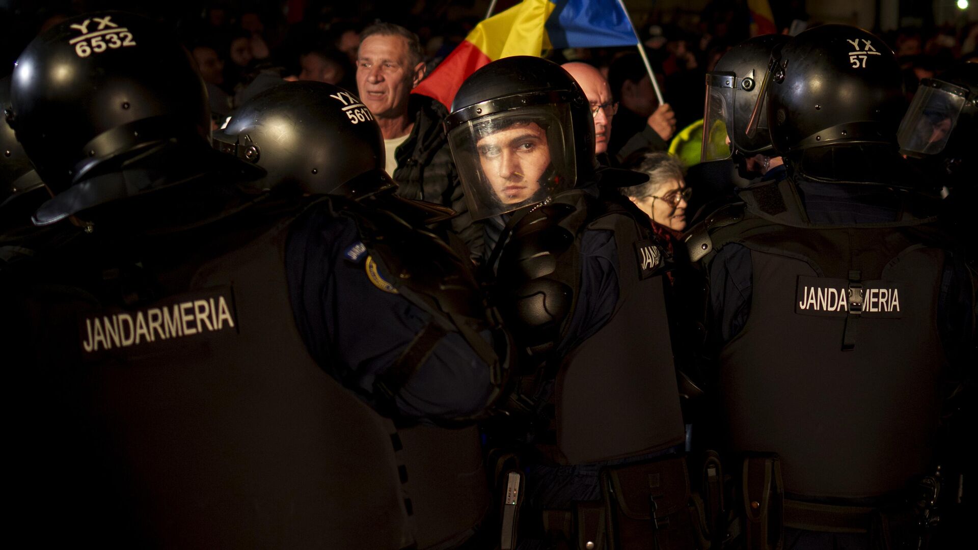 Полицейские во время акции протеста у ЦИК Румынии после недопуска Кэлина Джорджеску к выборам - РИА Новости, 1920, 18.05.2025