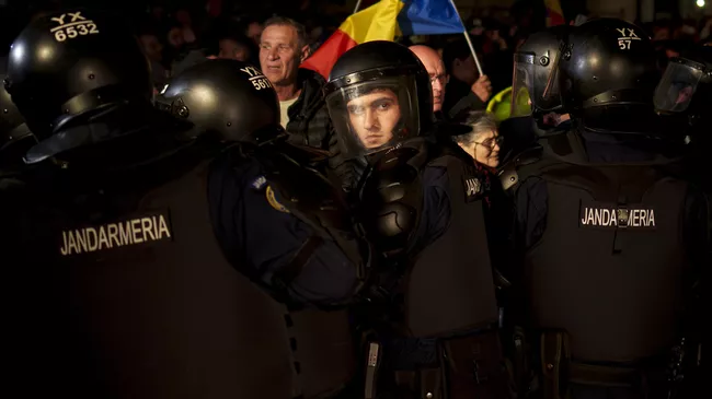 Полицейские во время акции протеста в Румынии