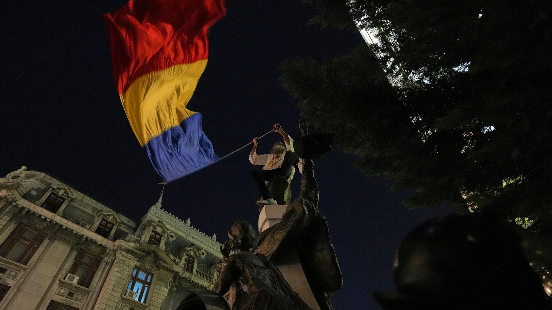 Акция протеста у ЦИК Румынии после недопуска Кэлин Джорджеску к выборам - РИА Новости, 1920, 05.12.2025