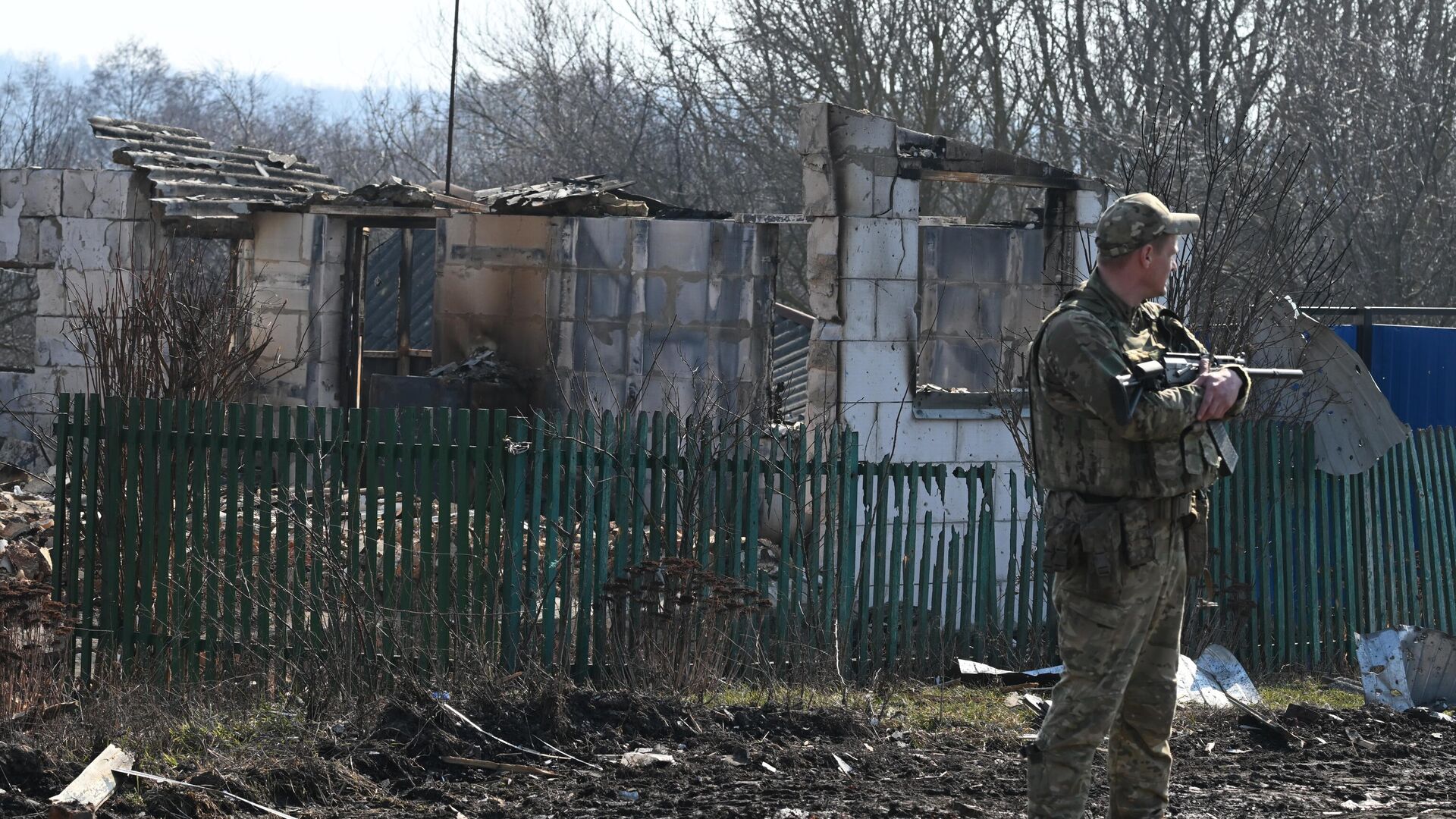 Военнослужащий РФ на территории освобожденной деревни в Курской области - РИА Новости, 1920, 05.04.2025