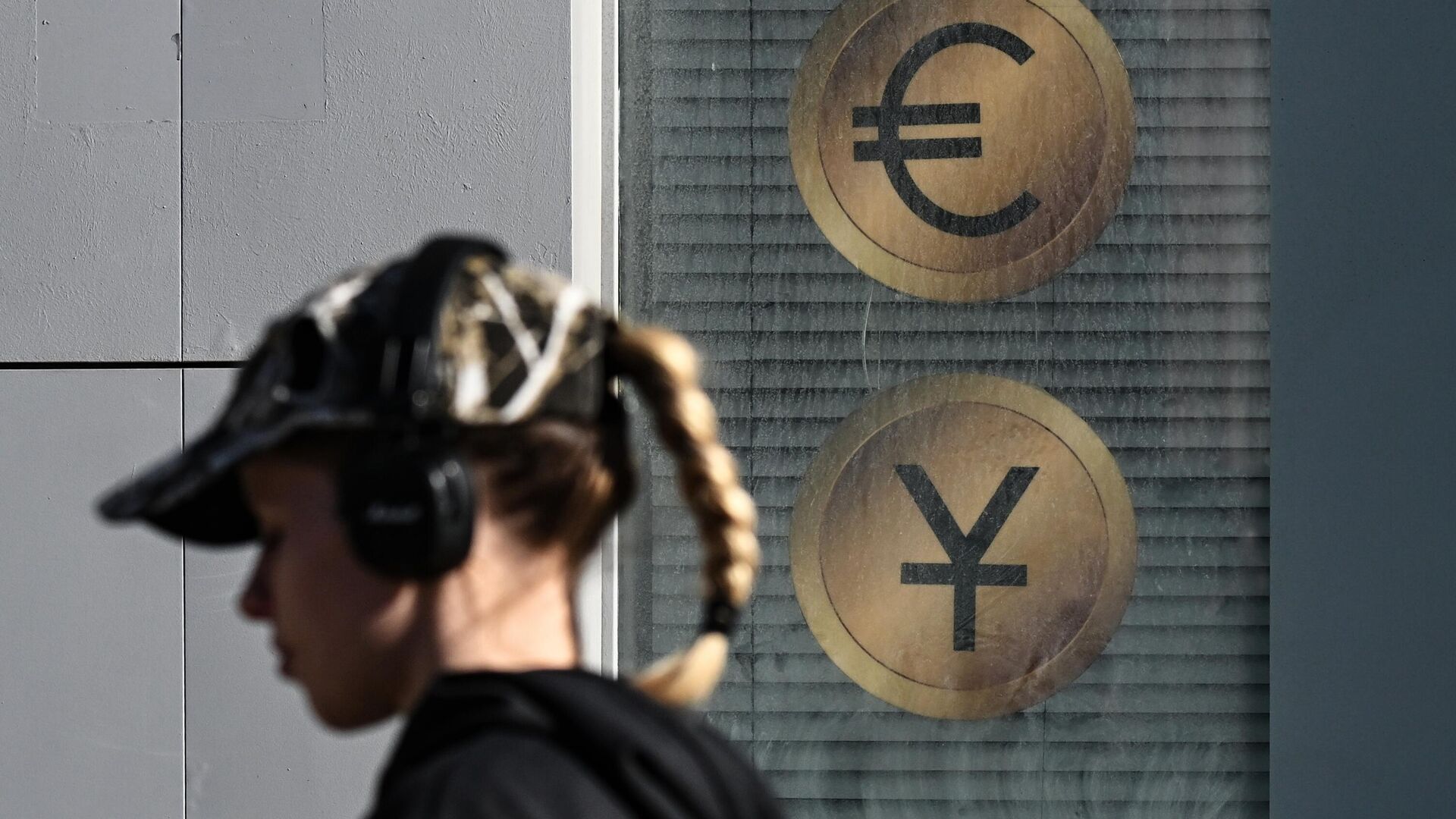 Витрина пункта обмены валюты со знаками евро и китайского юаня Витрина пункта обмены валюты со знаками евро и китайского юаня - РИА Новости, 1920, 07.04.2025