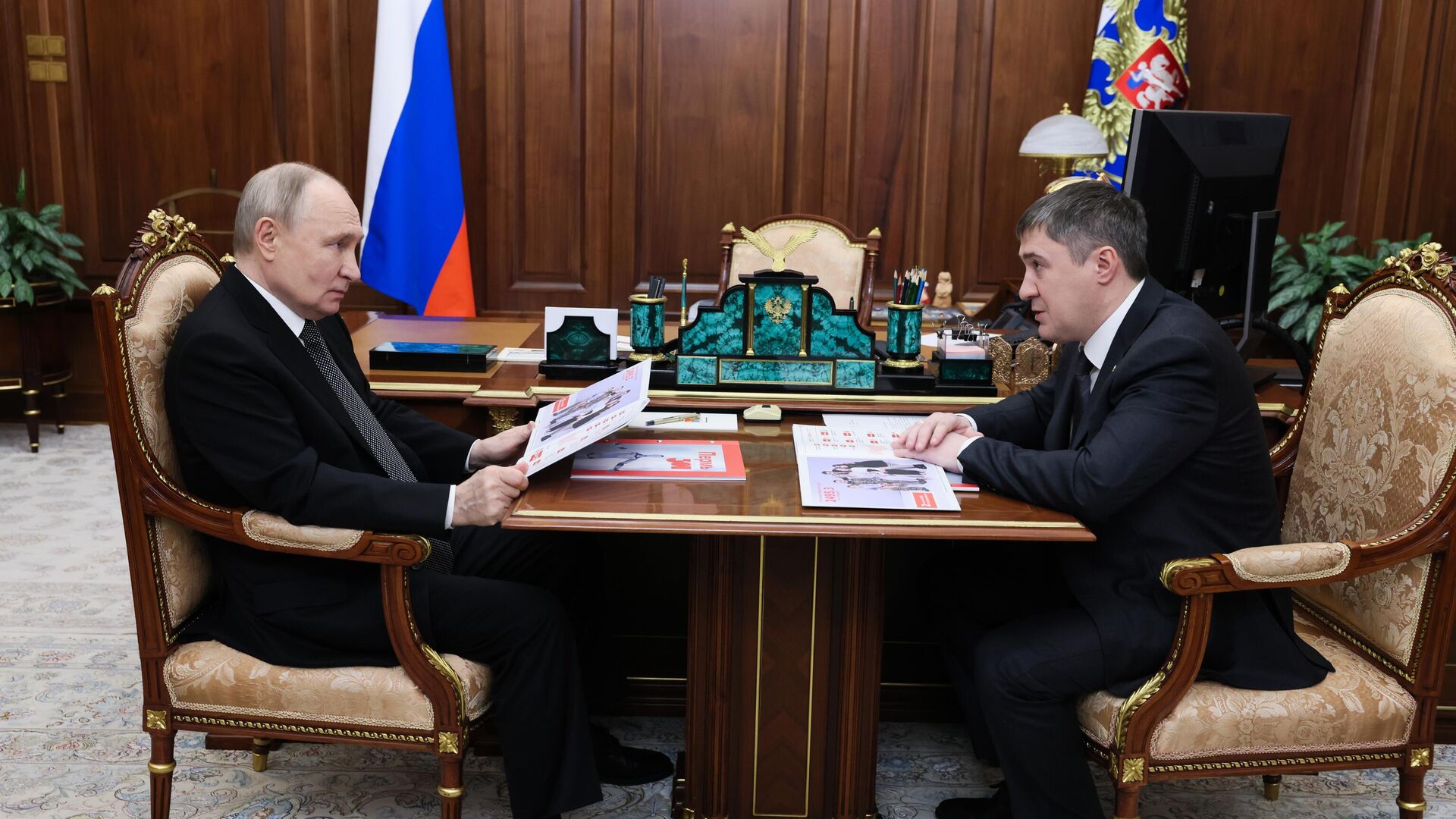 Президент Владимир Путин и губернатор Пермского края Дмитрий Махонин во время встречи - РИА Новости, 1920, 10.03.2025