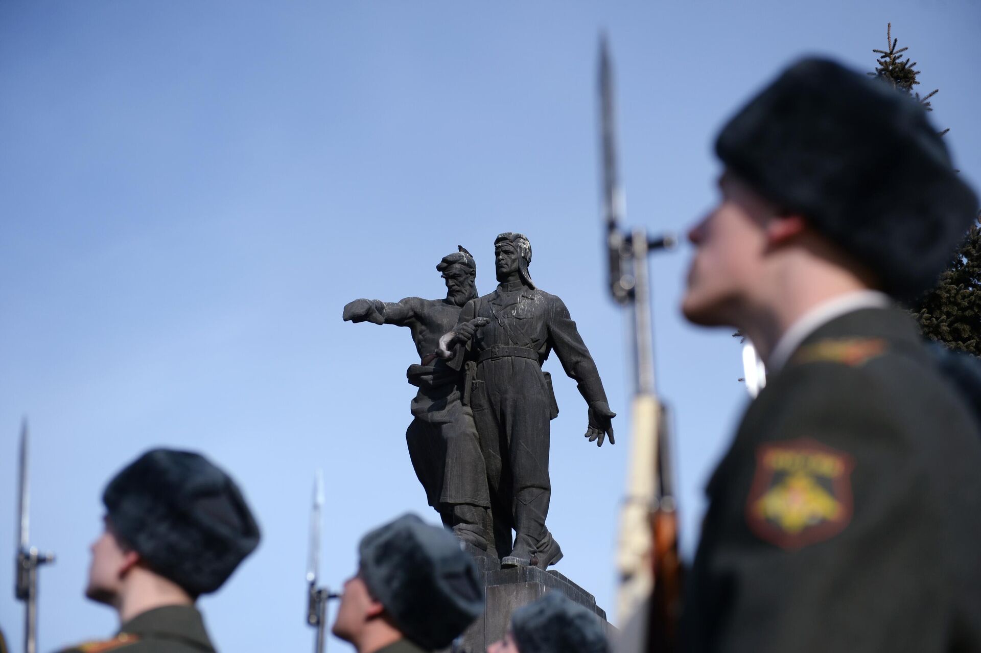 Церемония торжественного возложения цветов к памятнику воинам Уральского добровольческого танкового корпуса, в день 72-й годовщины формирования прославленного соединения в Свердловской области - РИА Новости, 1920, 10.03.2025