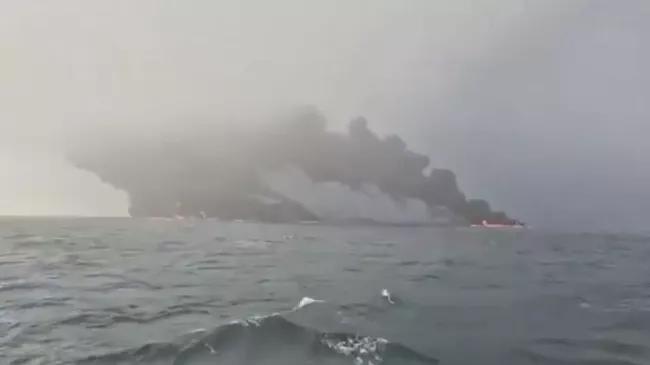 В Северном море столкнулись нефтяной танкер и грузовое судно. Кадр видео