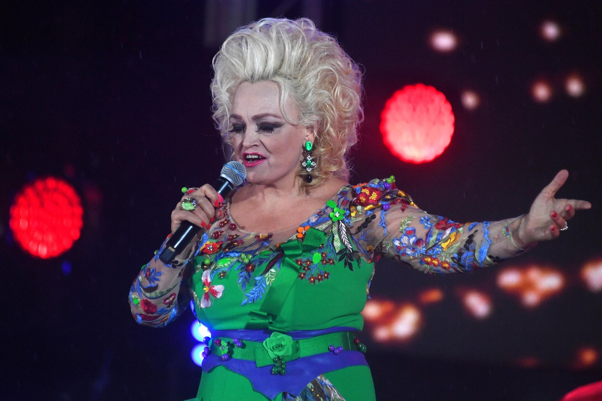 Певица Надежда Кадышева выступает на праздничном концерте Россия в моем сердце на Манежной площади в Москве - РИА Новости, 1920, 15.08.2025