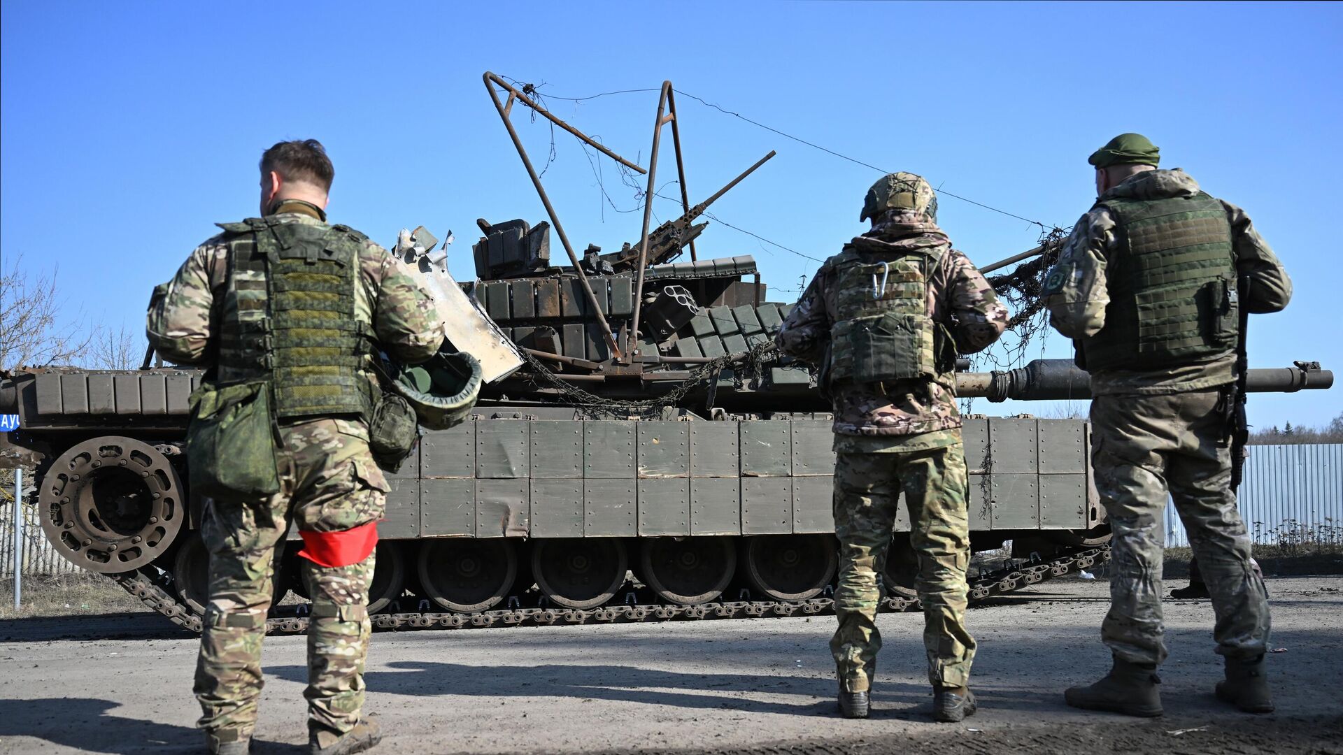 Военнослужащие ВС РФ возле танка М1 Абрамс ВСУ, эвакуированного из-под Суджи  - РИА Новости, 1920, 15.03.2025