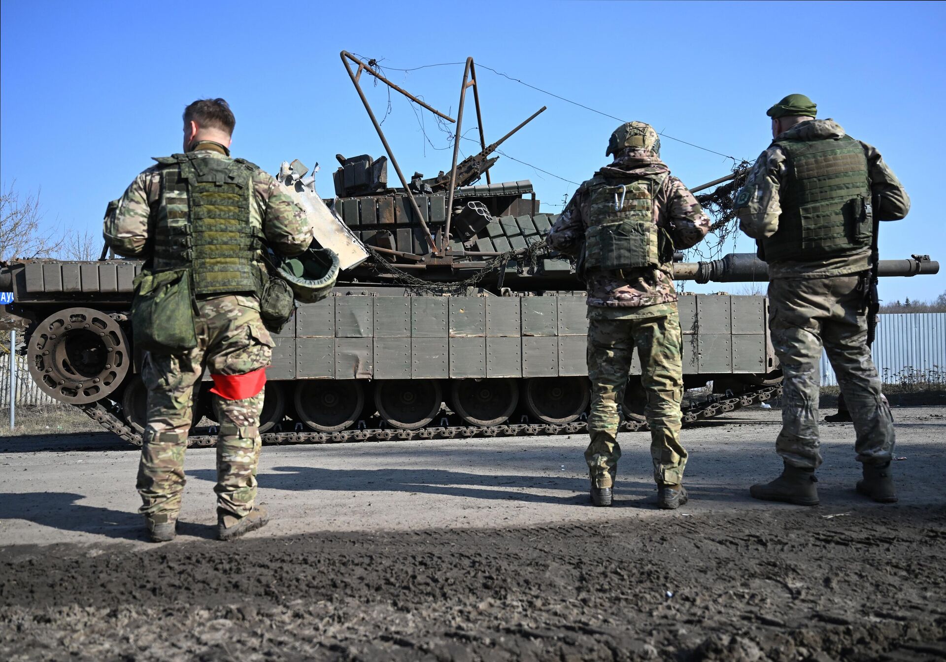 Военнослужащие ВС РФ возле танка М1 Абрамс ВСУ, эвакуированного из-под Суджи Военнослужащие ВС РФ возле танка М1 Абрамс ВСУ, эвакуированного из-под Суджи - РИА Новости, 1920, 25.04.2025