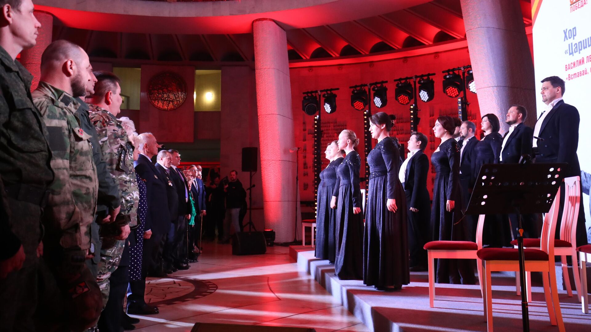 Хор Царицынская опера выступает на патриотической акция Чтение Победы в Волгограде. 10 марта 2025 - РИА Новости, 1920, 10.03.2025