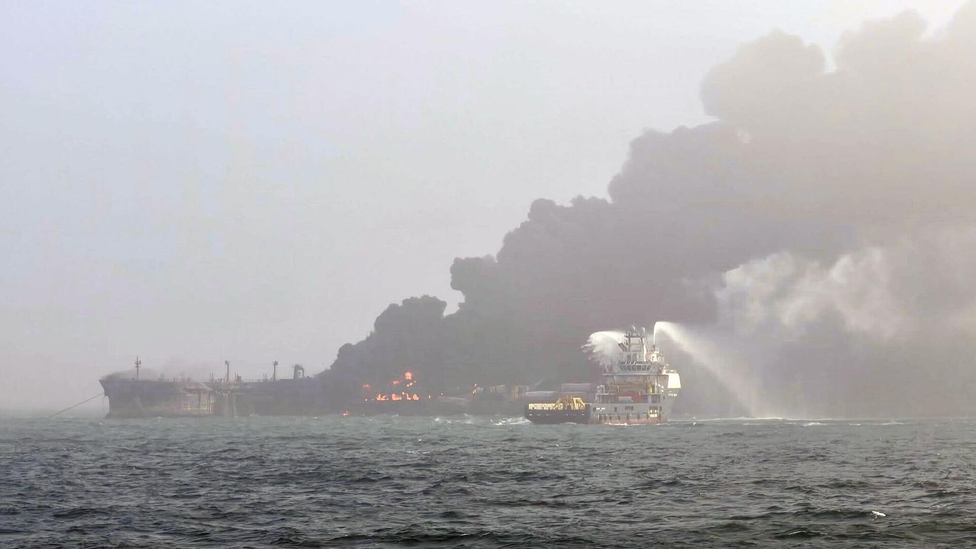 Пожар после столкновения нефтяного танкера и грузового судна в Северном море Пожар после столкновения нефтяного танкера и грузового судна в Северном море - РИА Новости, 1920, 10.03.2025