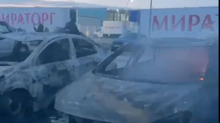 Возгорание на парковке Мираторга после атаки дронов Возгорание на парковке Мираторга после атаки дронов