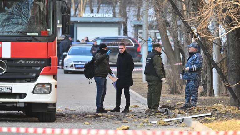 Сотрудники спецслужб у дома, поврежденного из-за падения обломков сбитого БПЛА на Домодедовской улице в Москве Сотрудники спецслужб у дома, поврежденного из-за падения обломков сбитого БПЛА на Домодедовской улице в Москве