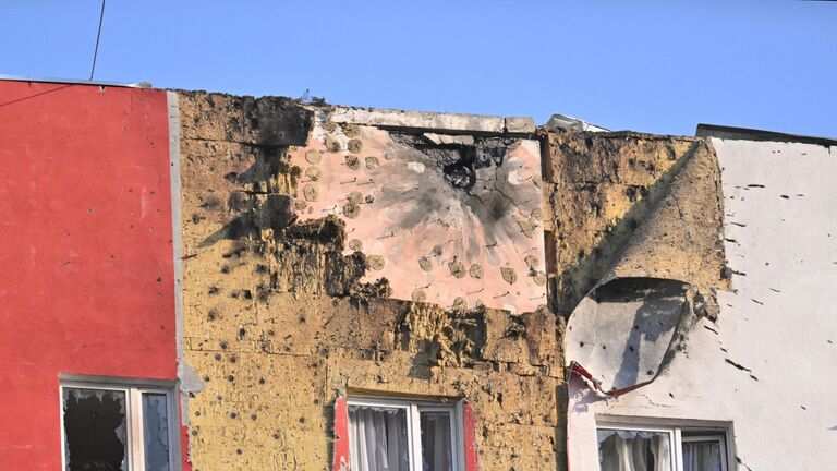 Кровля дома, поврежденная из-за падения обломков сбитого БПЛА на Домодедовской улице в Москве Кровля дома, поврежденная из-за падения обломков сбитого БПЛА на Домодедовской улице в Москве