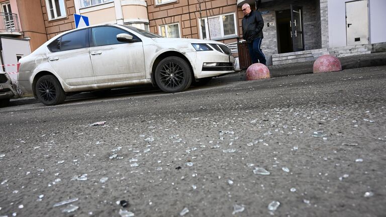 Осколки у жилого дома, поврежденного из-за падения обломков сбитого БПЛА в Видном Осколки у жилого дома, поврежденного из-за падения обломков сбитого БПЛА в Видном