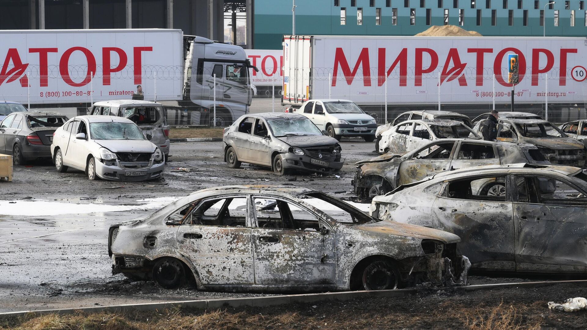 Сгревшие автомобили на парковке у дистрибьютерского центра Мираторг в Домодедово. 11 марта 2025 - РИА Новости, 1920, 11.03.2025