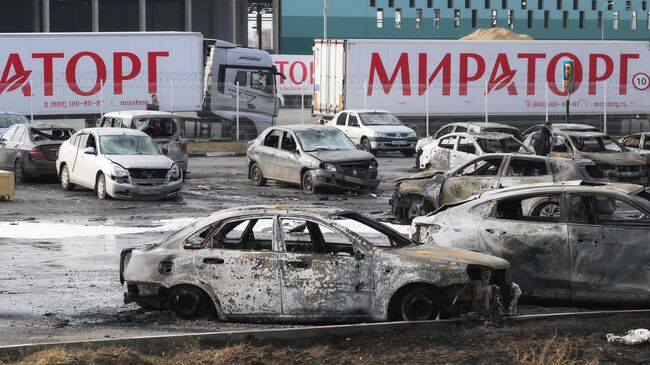 Сгревшие автомобили на парковке у дистрибьютерского центра Мираторг в Домодедово